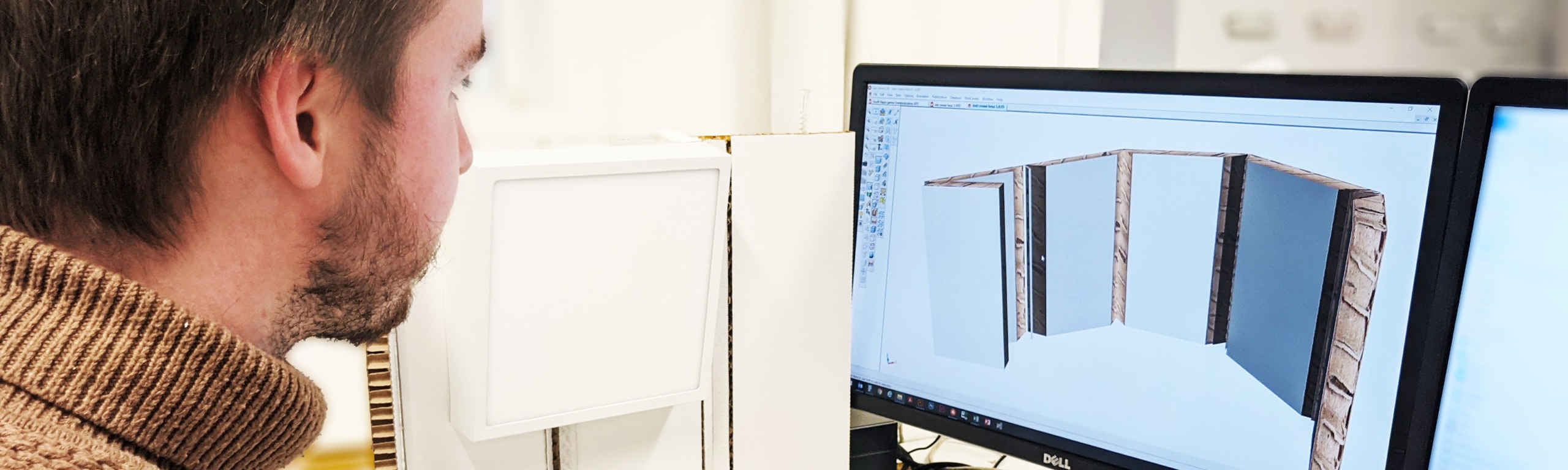 A member of the Smurfit Kappa Drogenbos team is looking at a display model on a computer screen and thinking.