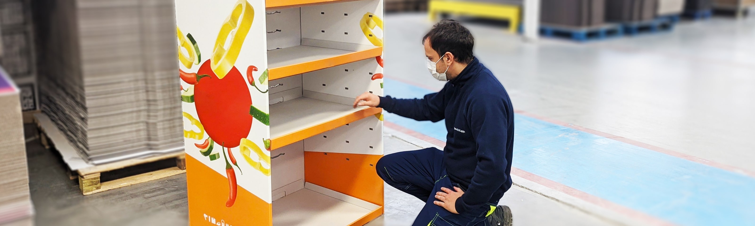 An employee of Smurfit Kappa Drogenbos checks the quality of a Floorstand point of sale display.