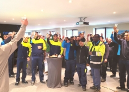 Team heft een glas frisdrank op, op een mooi nieuw jaar.