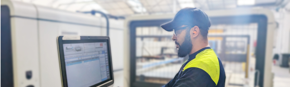 Arbeider van productie bestuurt machine