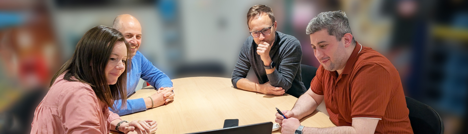 Collega's aan het vergaderen aan tafel