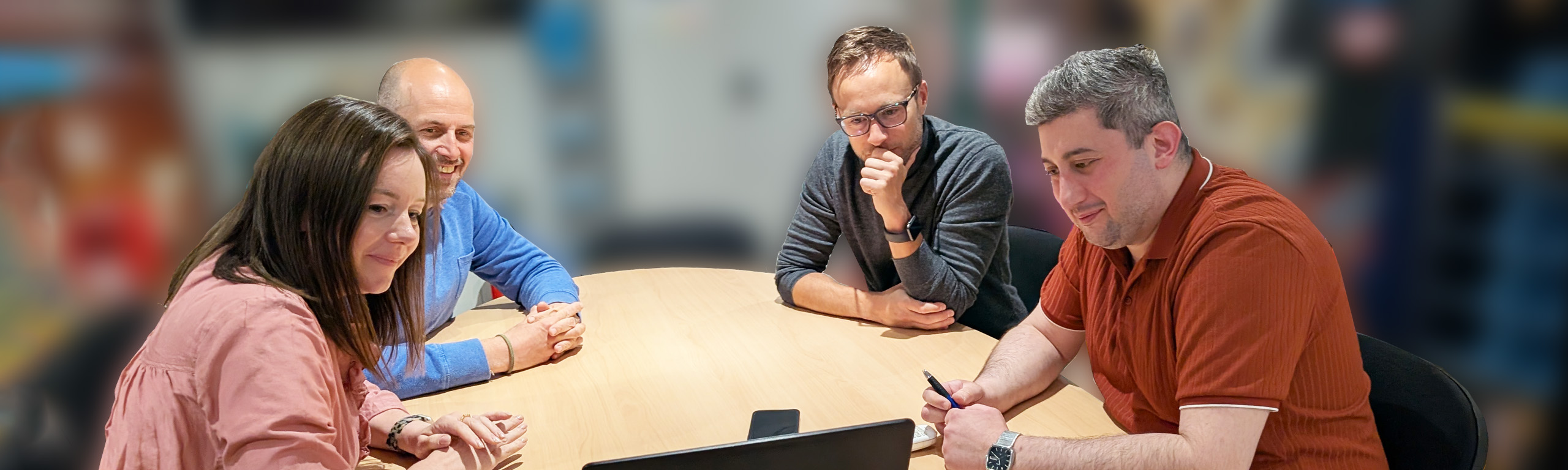 Collega's aan het vergaderen aan tafel
